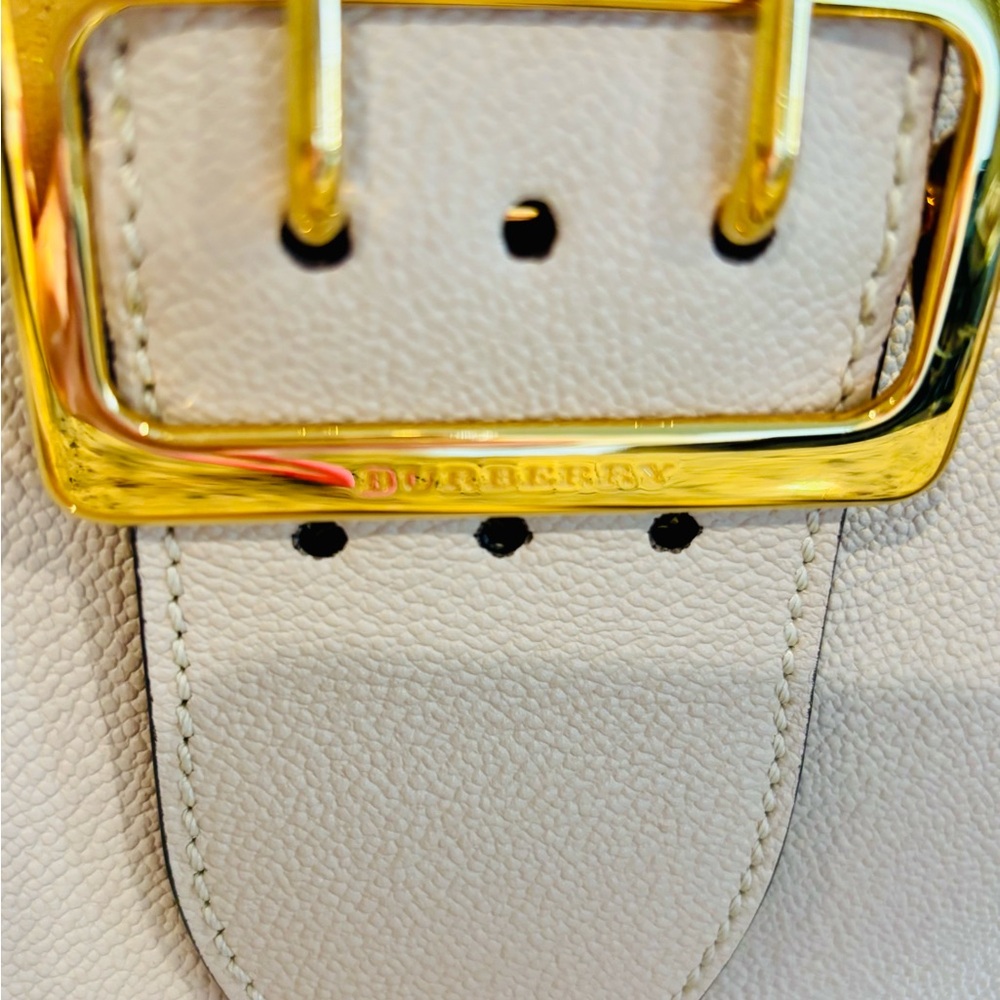 Burberry Soft Grain Calfskin Medium Buckle Tote Purse Limestone 4029030 - Picture 7 of 12